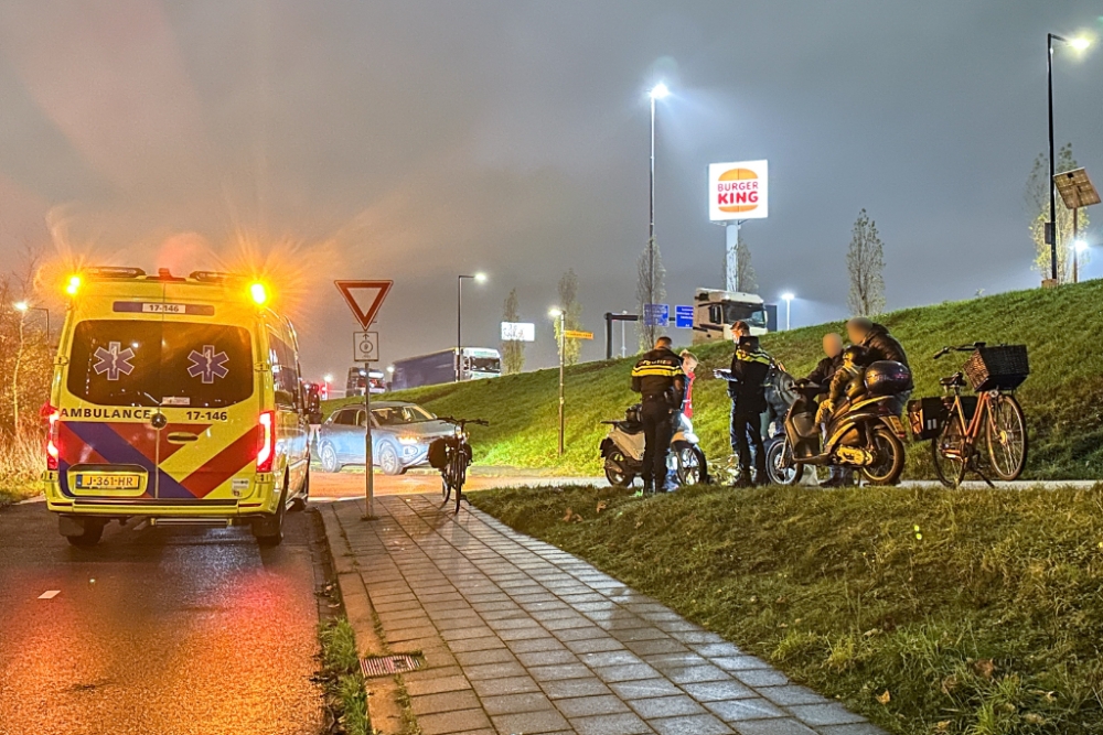 Gewonde naar ziekenhuis na aanrijding tussen twee scooters