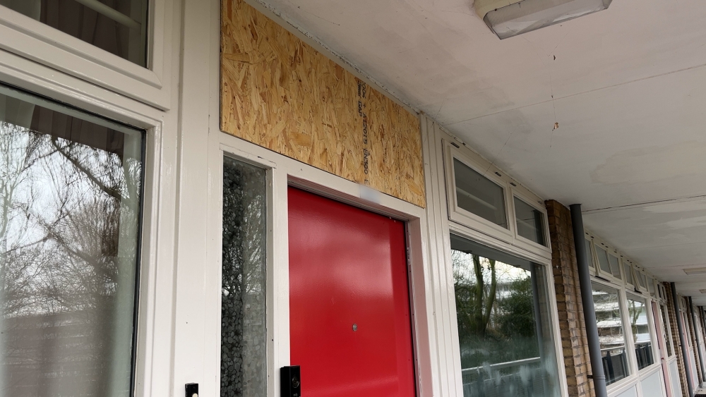 Explosief gaat af bij voordeur van appartement in Holy, politie doet onderzoek