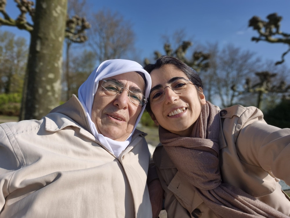 Ayse is mantelzorger voor haar moeder: 'Ik vertaal wat de verpleegkundige vertelt'