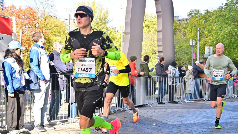 Arno Tessers (links) tijdens de marathon van Frankfurt
