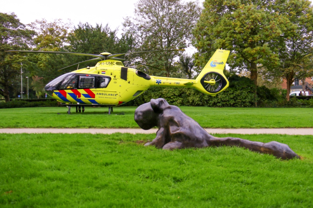 Traumahelikopter landt in Julianapark voor inzet Dr. Noletstraat