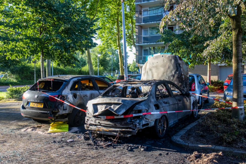 Geparkeerde auto&#039;s uitgebrand in Groenoord