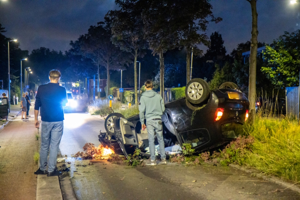 Auto, van moeder geleend, vliegt met vijf jongeren erin uit de bocht