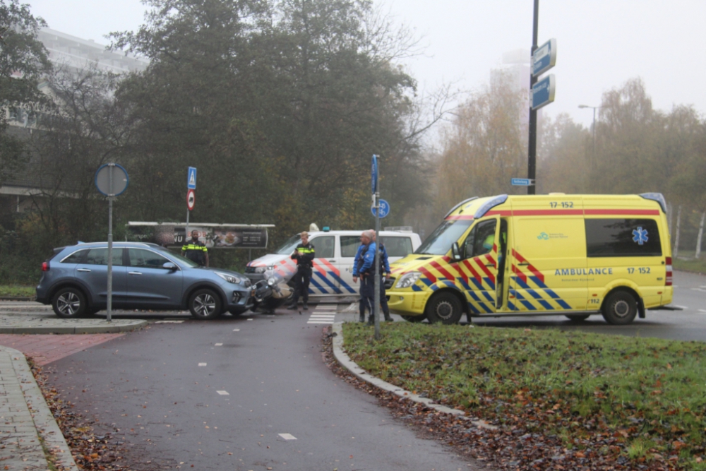 Scooterrijder raakt gewond bij aanrijding met auto