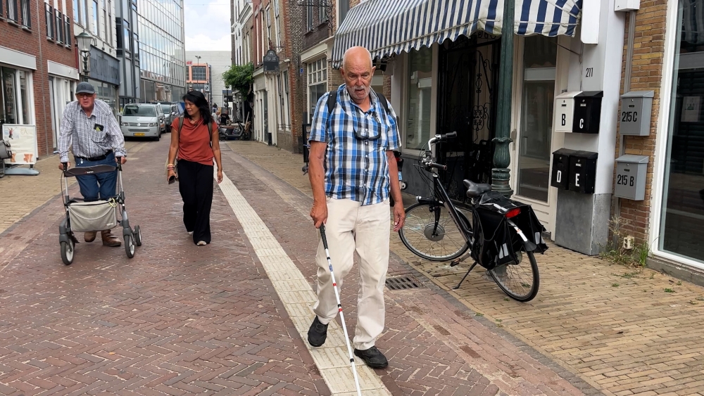 Slechtziende Nico is blij met verlegde geleidenlijn: ‘Wereld van verschil’