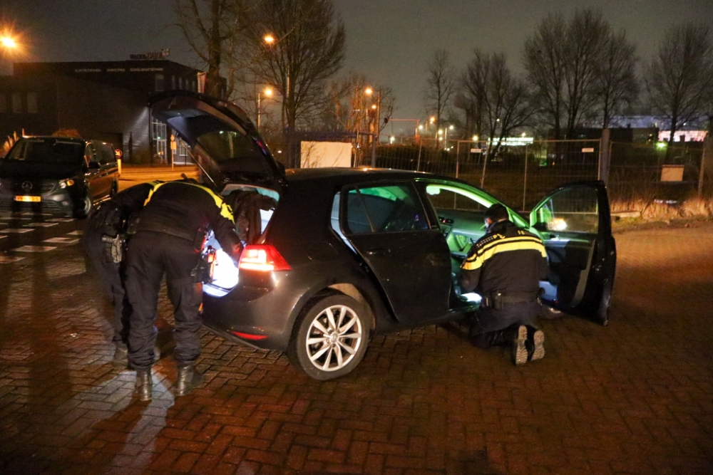 De auto afgelopen dinsdagavond, die aan De Brauwweg in Schiedam wordt onderzocht