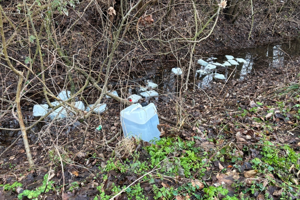 Zo'n twintig vaten met onbekende vloeistof gedumpt langs Watersportweg