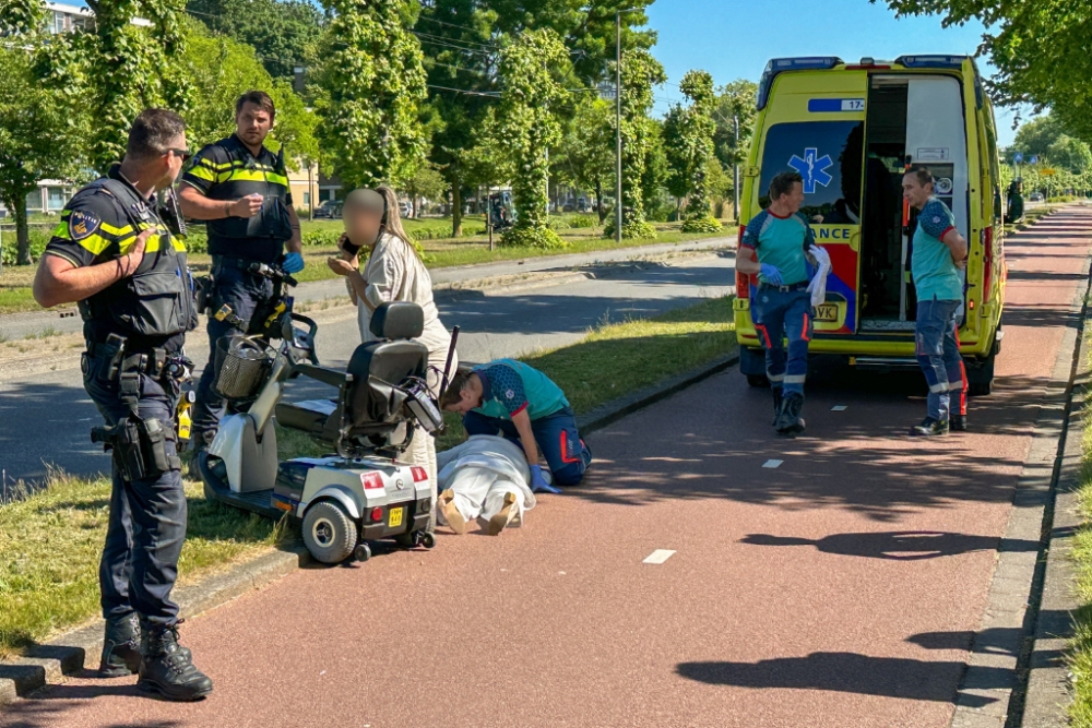 Vrouw valt uit scootmobiel, voorbijganger schiet te hulp