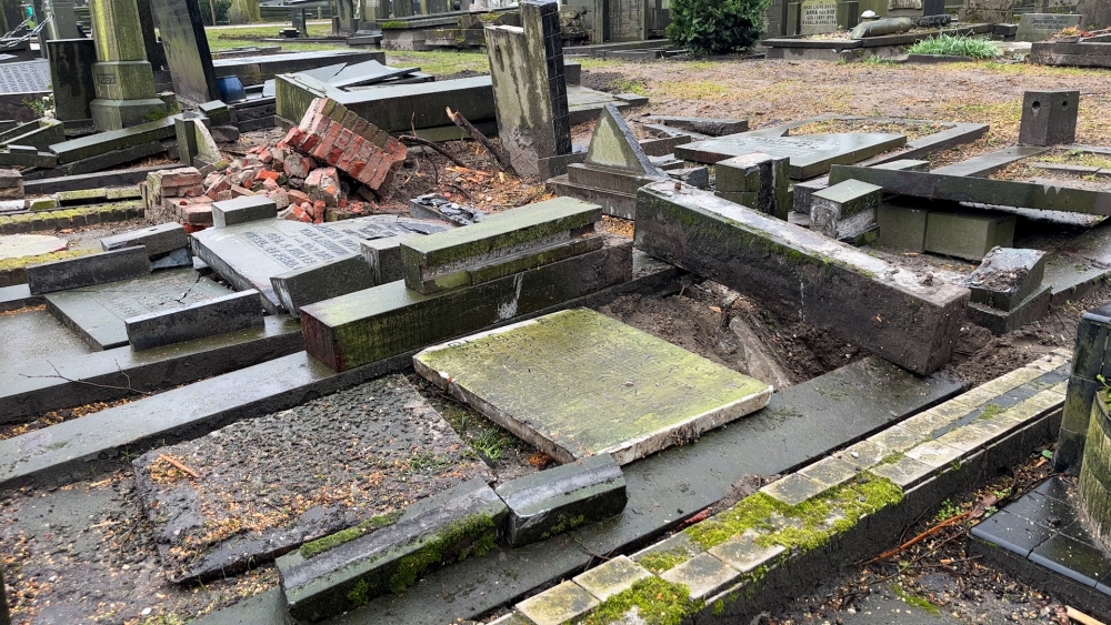 Historische Vereniging Vlaardingen biedt hulp bij herstel grafmonumenten na storm