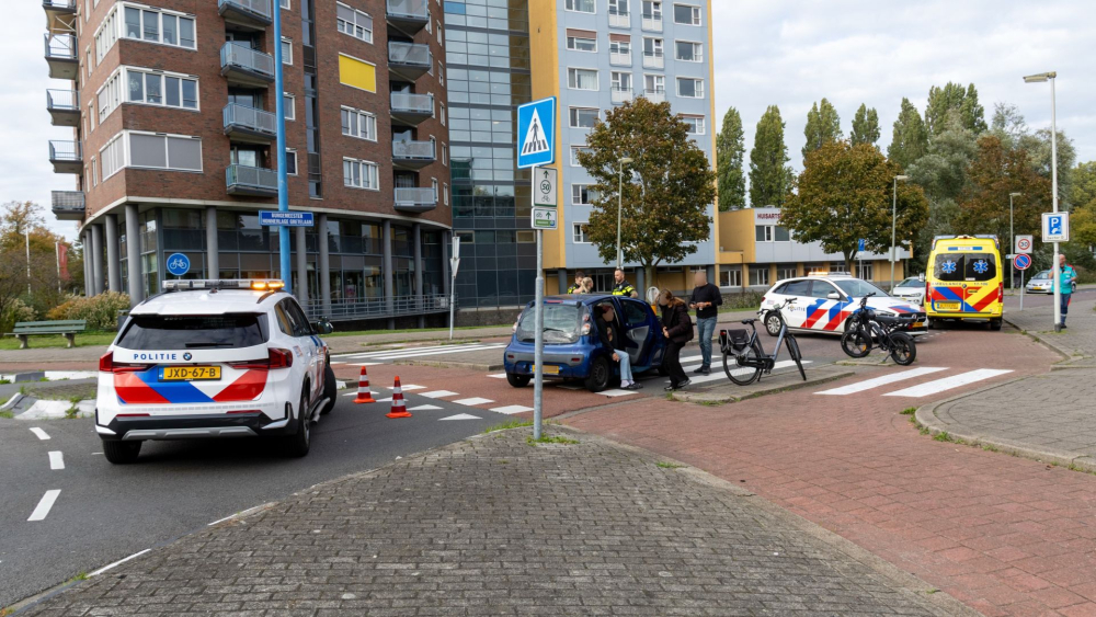 Oudere fietser aangereden op rotonde in Schiedam, traumahelikopter keert om