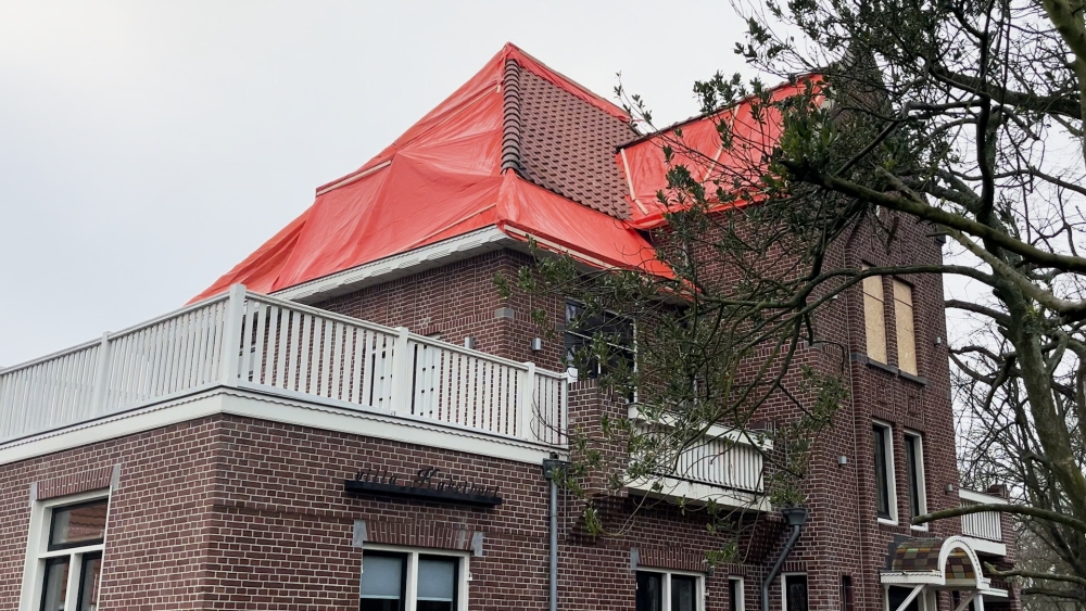 Villa Kakelbont, het dak is na de brand afgedekt met zeil