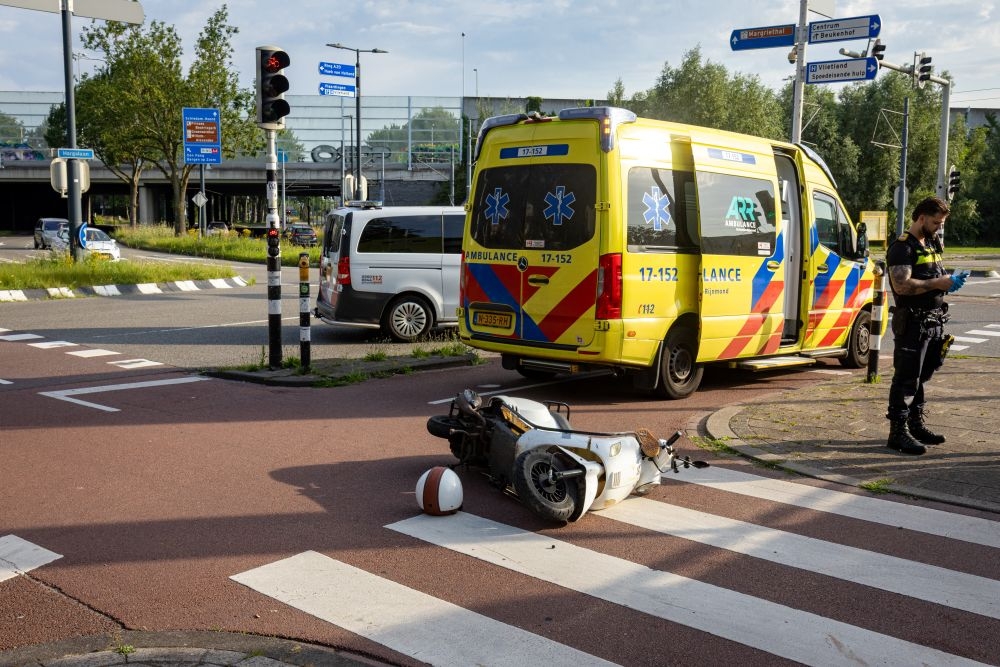 Beschonken scooterrijder raakt flink gewond door val op Hargalaan