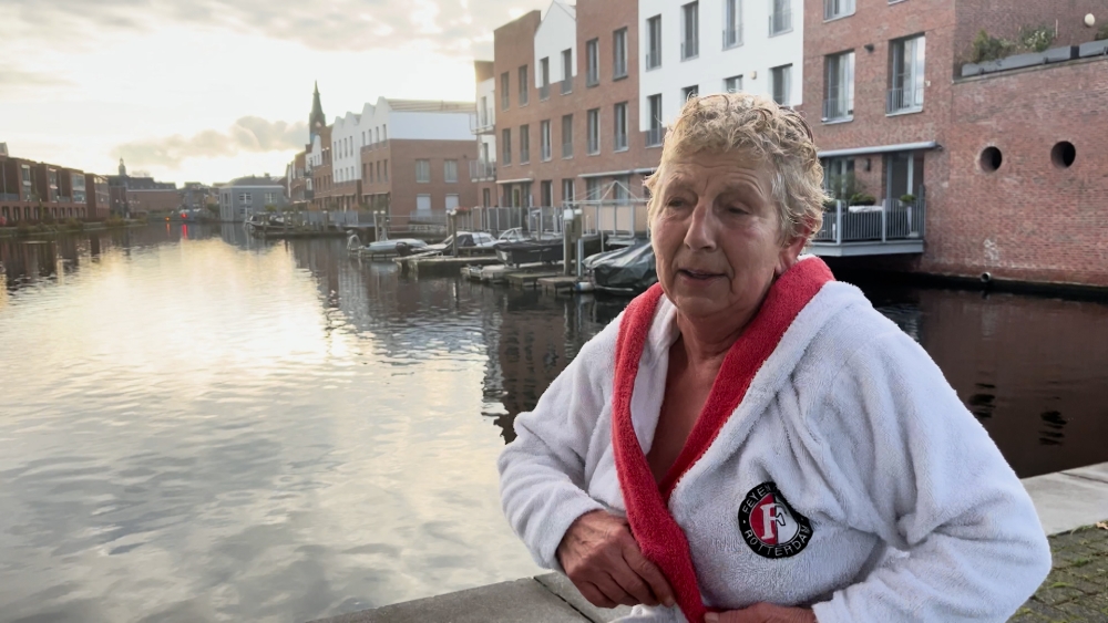 Zomer of winter: Marleen (67) zwemt dagelijks in het Vlaardingse Buizengat