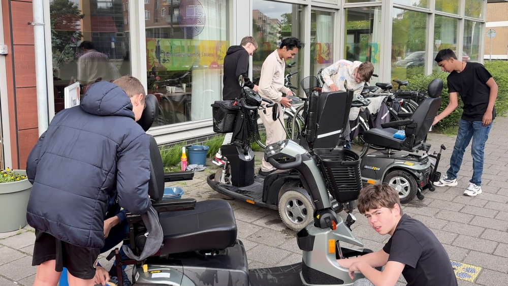Leerlingen schenken soep en poetsen scootmobielen: 'Ik hou er helemaal niet van'