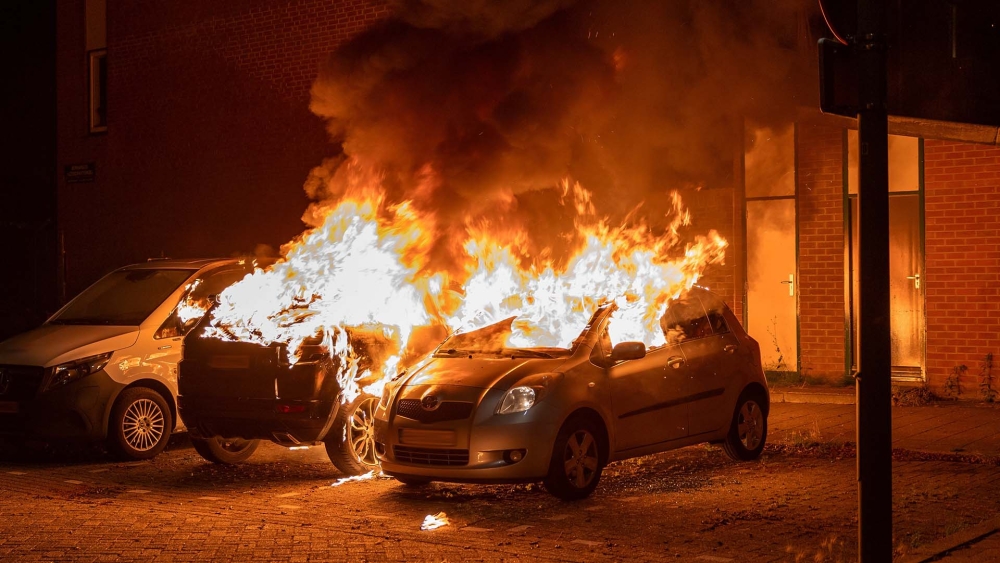 Voertuigen onherkenbaar beschadigd na brand, brandstichting niet uitgesloten