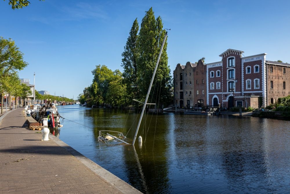Zeilscheepje Buitenhavenweg bijna geheel gezonken