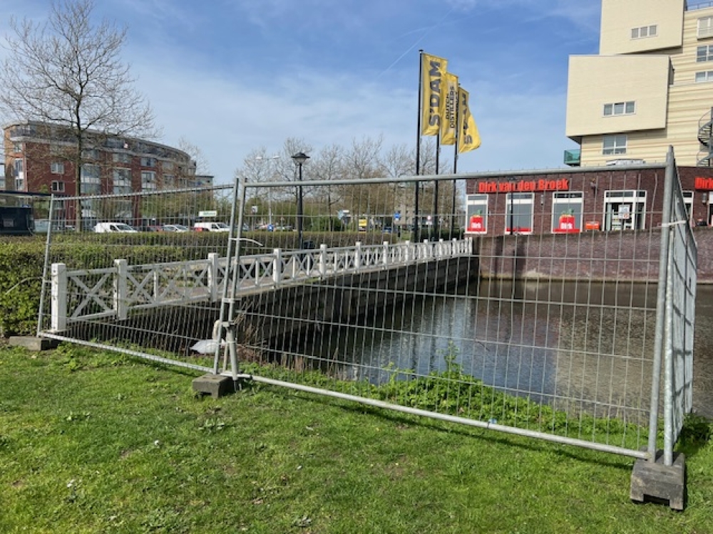 Zwaan kiest bijzondere plek voor nest