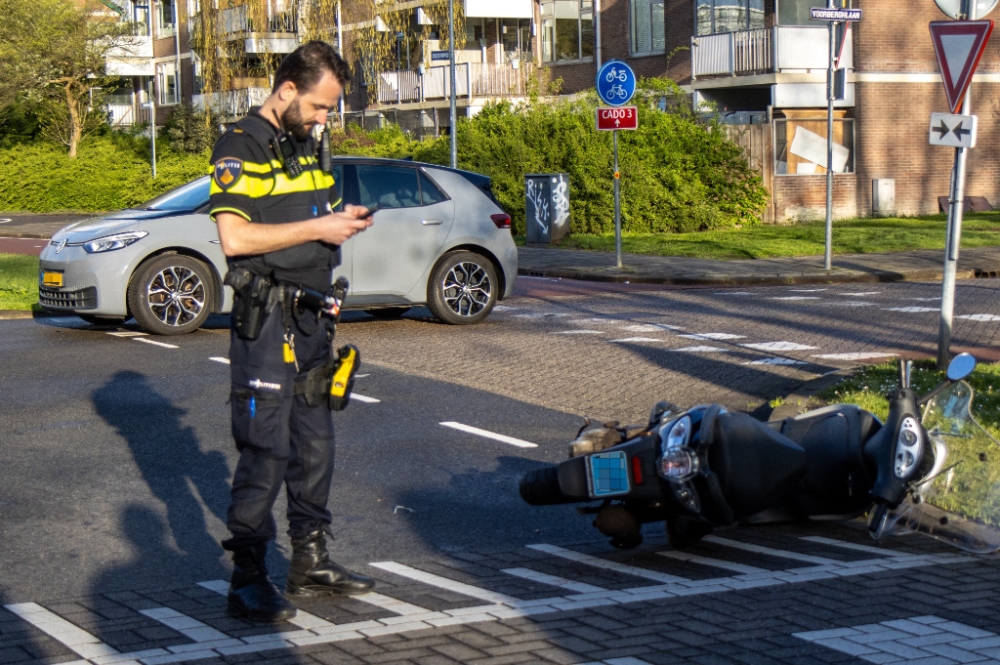 Scooterrijder raakt gewond bij aanrijding met auto