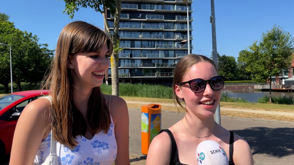 Schiedamse scholieren hangen de vlag uit “Het duurde heel lang voor ik gebeld werd”