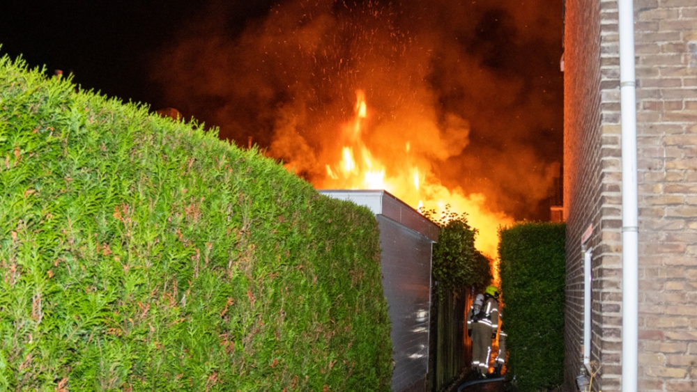 Onderzoek gestart naar schuurbrand Molensingel: “Er wordt gekeken naar wat er in het schuurtje stond”