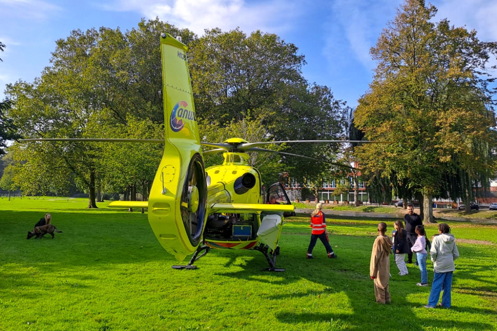 Traumahelikopter landt nabij metrostation Troelstralaan