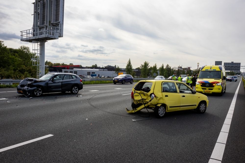 Flinke ravage na ongeval met drie auto's op snelweg