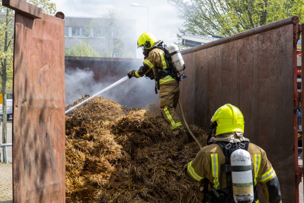 Brand in container vol hooi in Schiedam