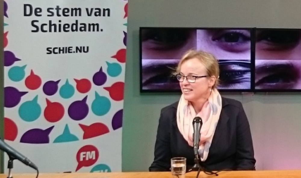 Catelijne de Groot neemt stokje over van Mari Dingenouts bij Vrienden van Zwembad Zuid