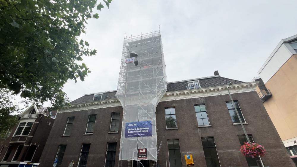Toren op Blauwhuis teruggeplaatst na een jaar vertraging