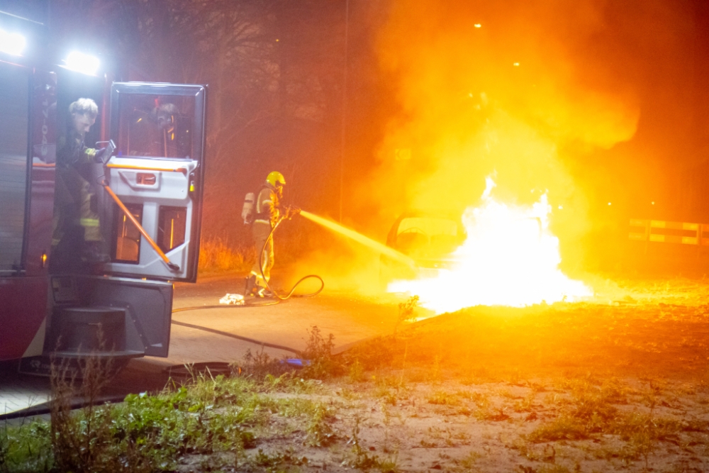 Auto vliegt tijdens het rijden in brand