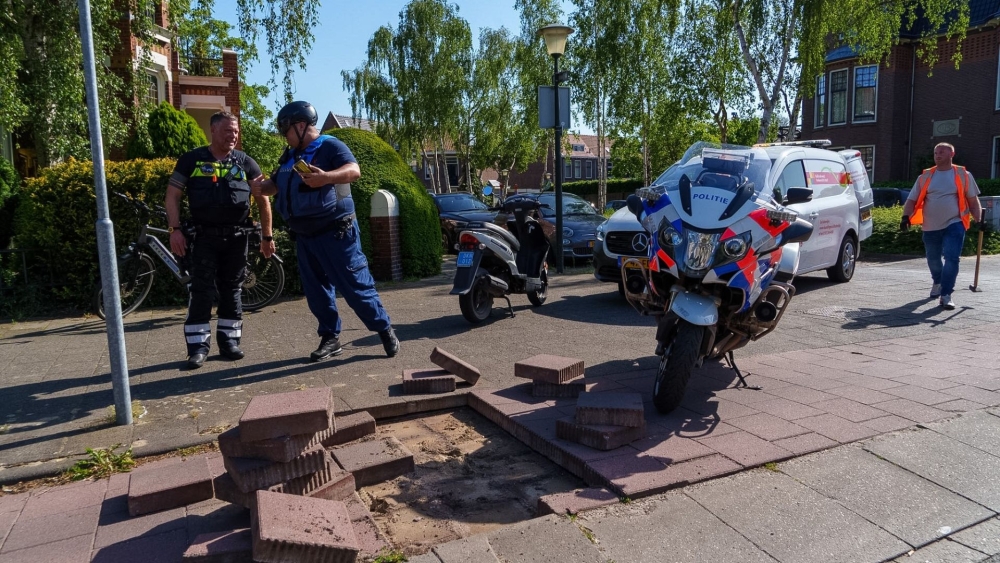 Twee fietsers vallen achter elkaar over dezelfde uitgestoken tegels in Vlaardingen