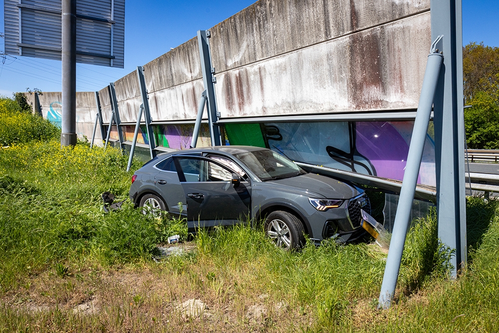 Automobilist vliegt na ruzie uit de bocht van oprit snelweg