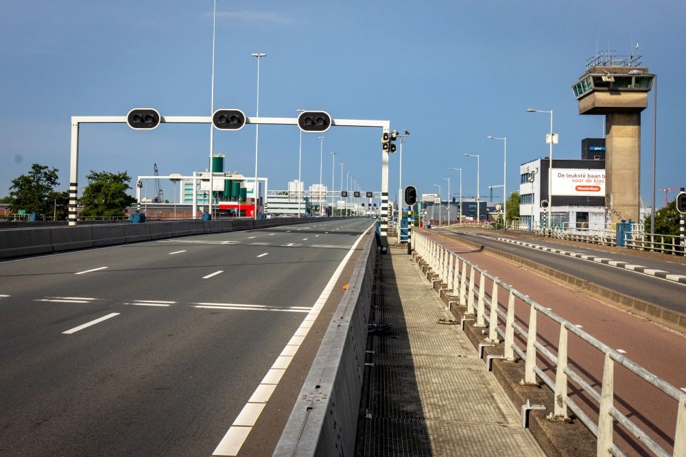 Giessenbrug in A20 gaat van drie naar twee rijstroken, komende jaren flink meer files