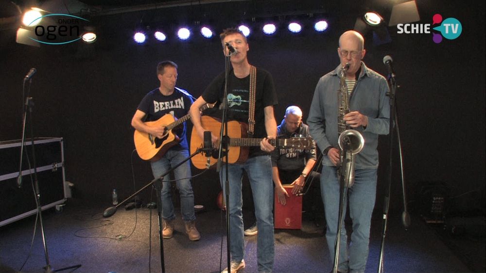 Live optreden Schering en Inslag met het nummer Dat Jij Me Vasthoudt