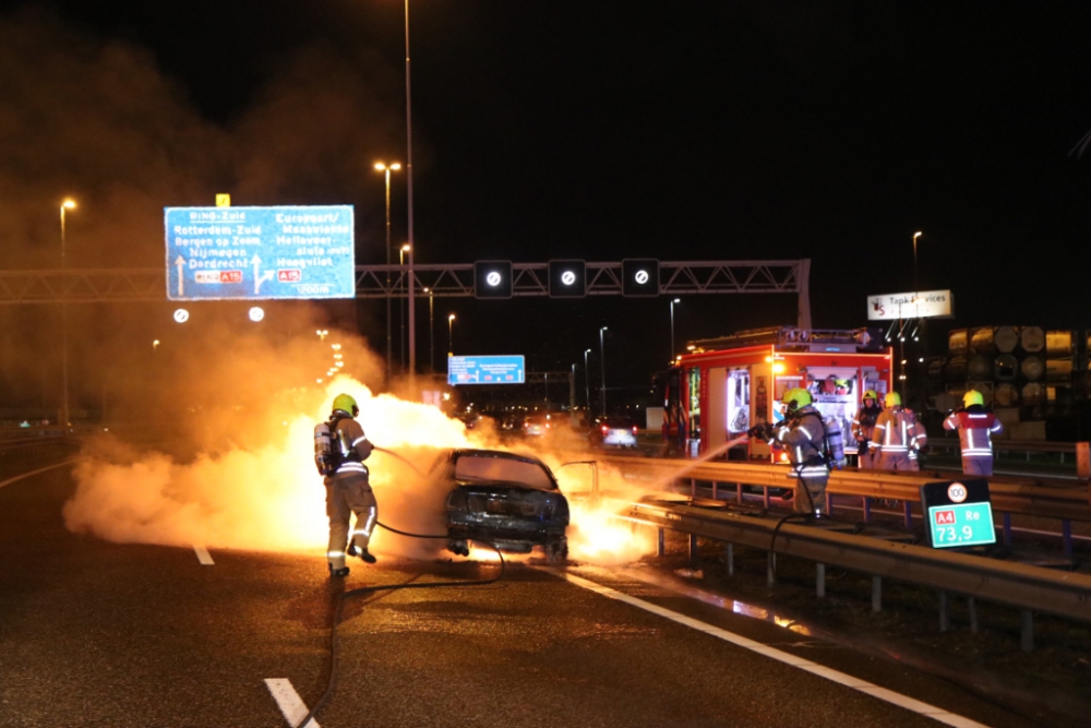 Auto in brand op snelweg, Beneluxtunnel dicht