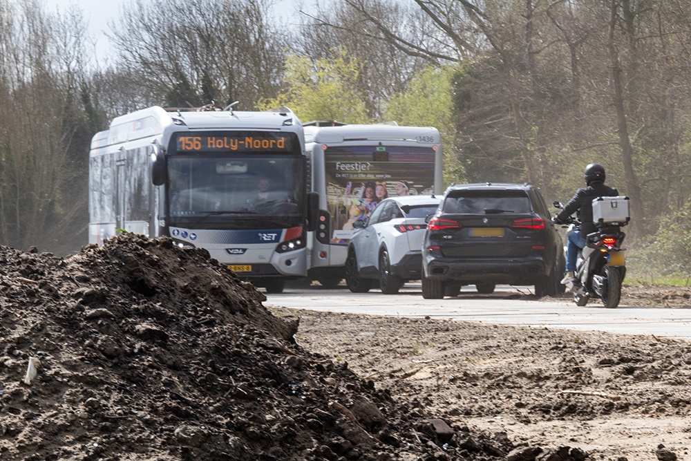 Verkeerschaos en stilstaande bussen op tijdelijke busbaan Marathonweg