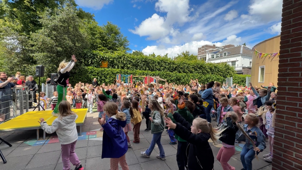 Veertien scholen dansen jubileumdans: ‘Juichen, springen en schreeuwen’