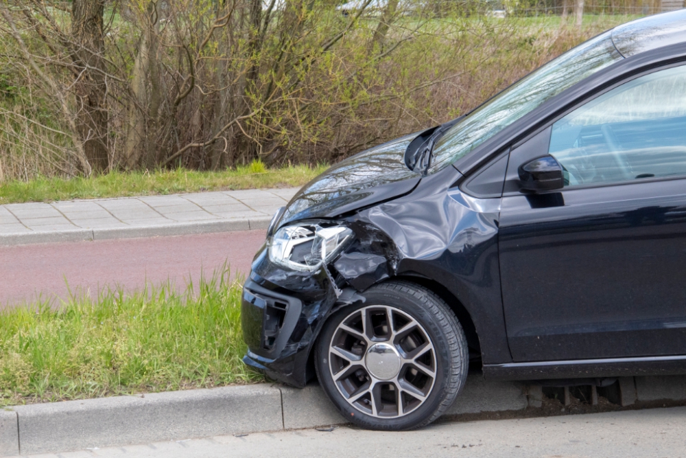 Flinke schade aan auto na aanrijding op &#039;s-Gravelandseweg