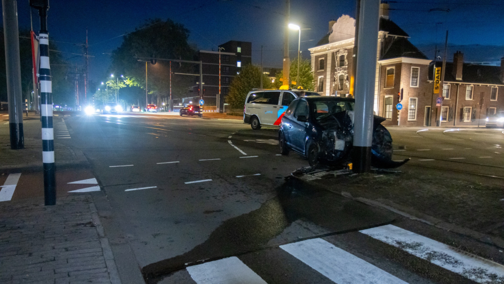 Auto ziet wegsplitsing over het hoofd en knalt rechtdoor tegen paal