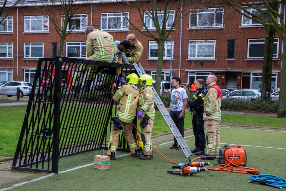 Jongen klem in doel op speelveldje