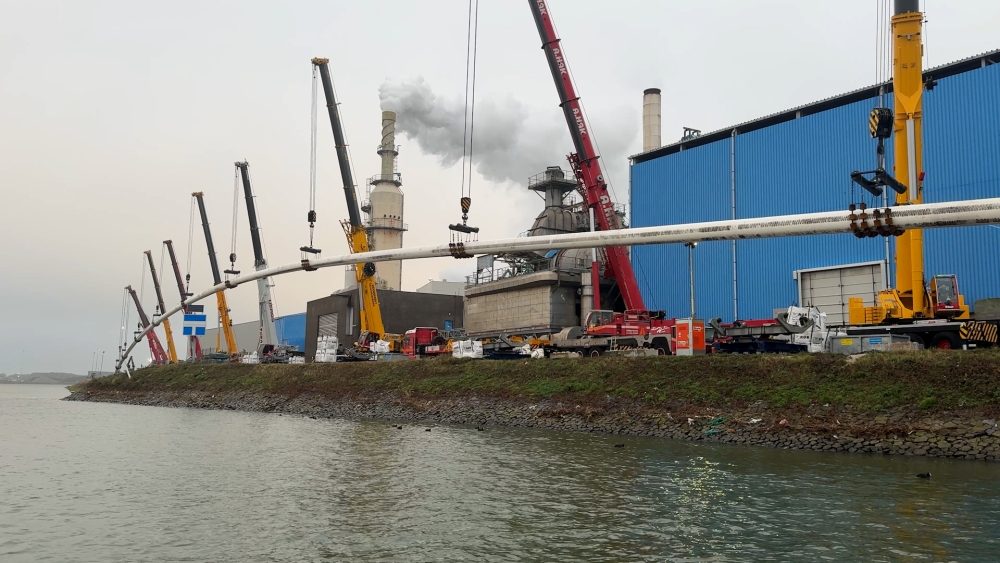 Buis van een kilometer onder Nieuwe Maas doorgetrokken: ‘Enorme lengte’