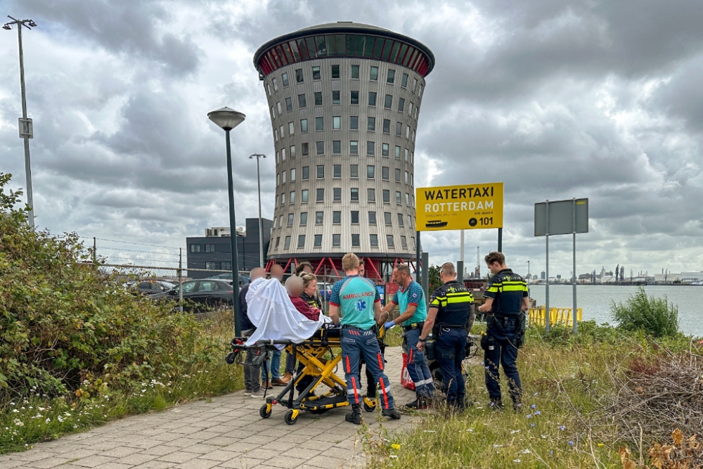 Oudere man ligt roerloos naast scooter op doodlopend pad richting watertaxi