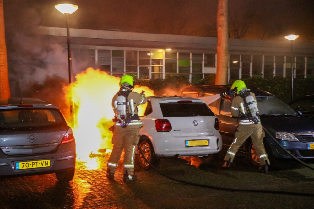 Auto in brand, brandstichting niet uitgesloten