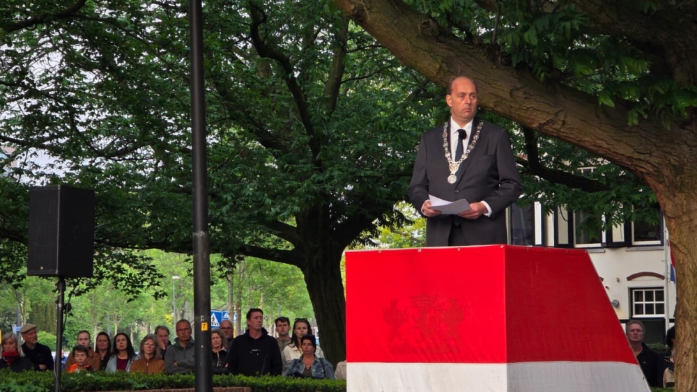 Burgemeester Zevenbergen houdt zich ondanks oproep buiten Vlaardingse asieldiscussie