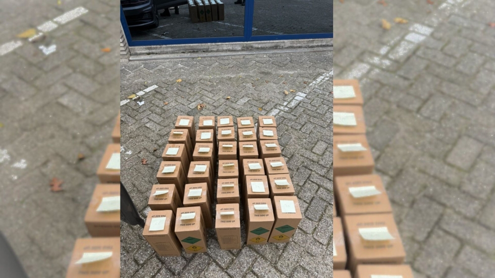 Dertig lachgasflessen gevonden tijdens verkeerscontrole in Schiedam