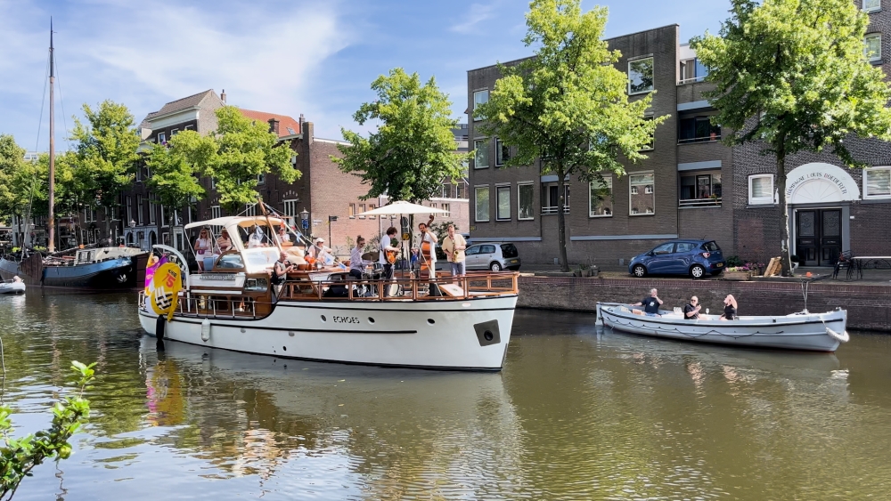 Jazzboot vaart door historisch centrum Schiedam en trekt veel bekijks