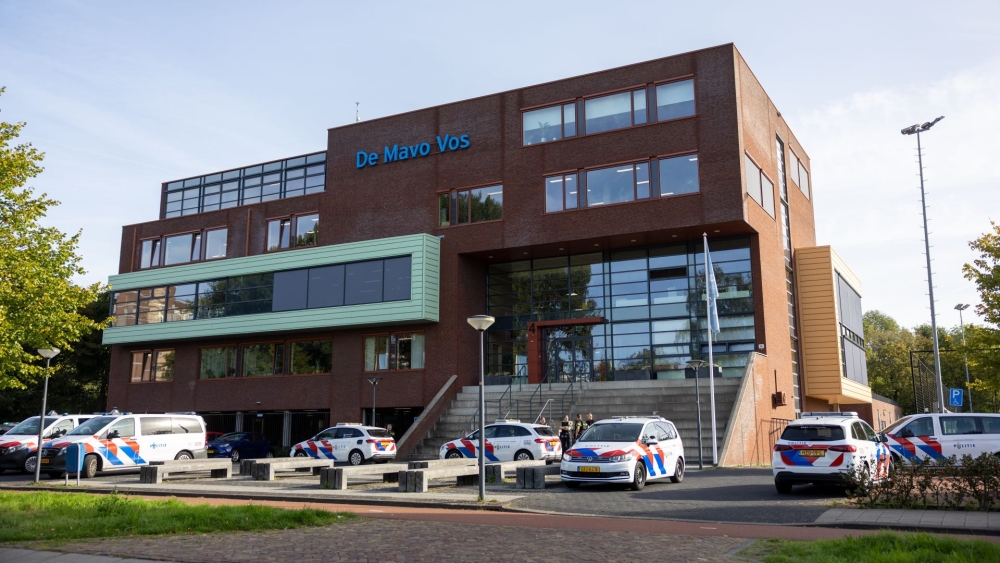 Politie in groten getale uitgerukt naar Mavo Vos vanwege mogelijke dreiging