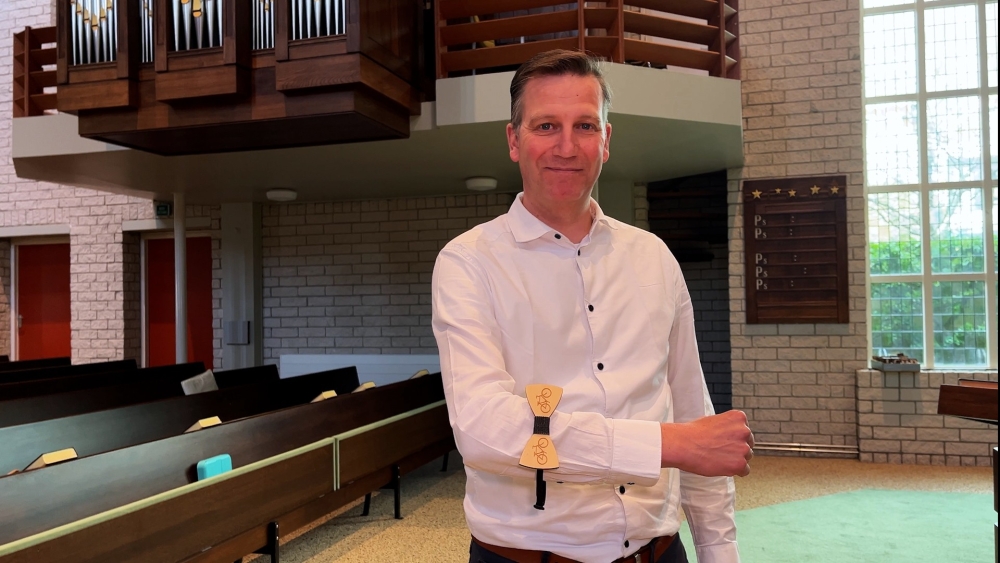 Het fietsende raadslid met vlinderstrik, Erik van Pienbroek, neemt afscheid