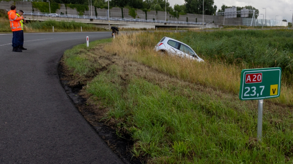 Auto vliegt uit de bocht op de A20 bij Kethelplein