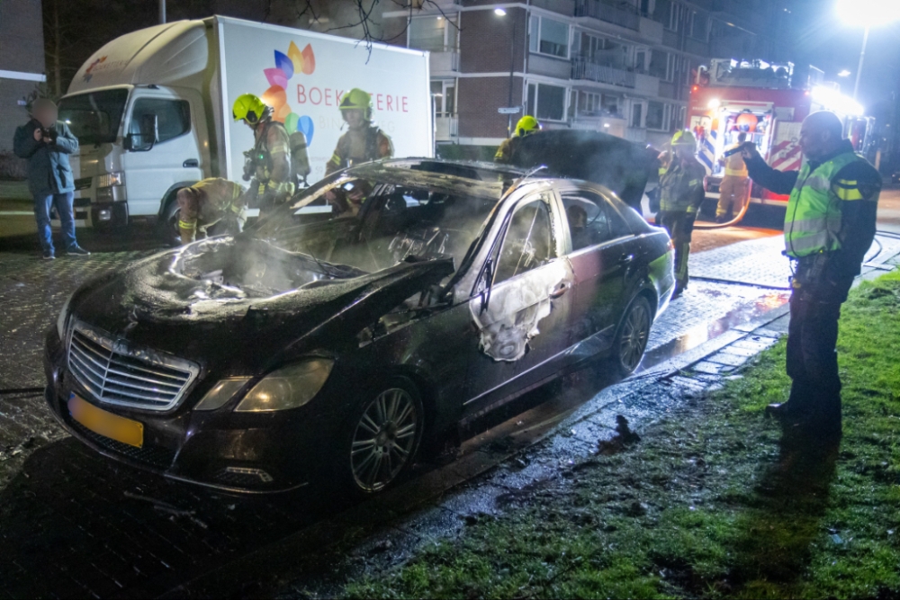 Geparkeerde auto gaat in vlammen na explosie in Vlaardingen